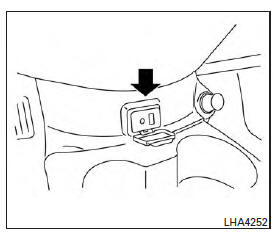 USB (Universal Serial Bus) connection port (models with Navigation System) (if so equipped)